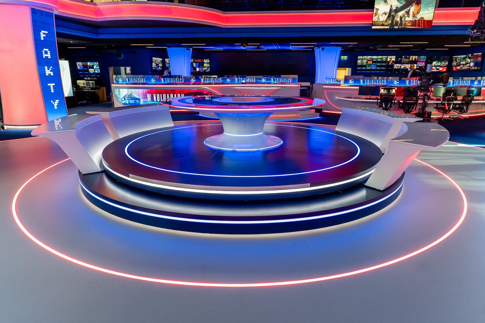Studio Fakty TVN - centralny podest z pierścieniami świetlnymi w posadzce