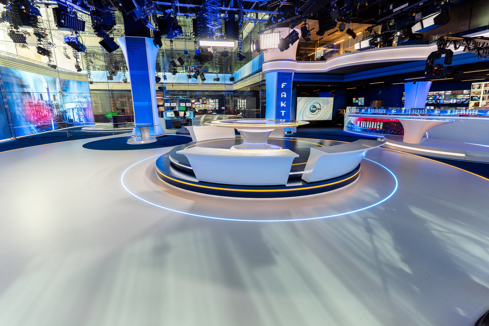 Studio Fakty TVN - plan zdjęciowy z bezspoinową posadzką i pierścieniami świetlnymi