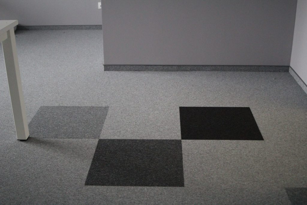 K1 Rybnik Business Center - wykładzina dywanowa Desso w przestrzeni biurowej