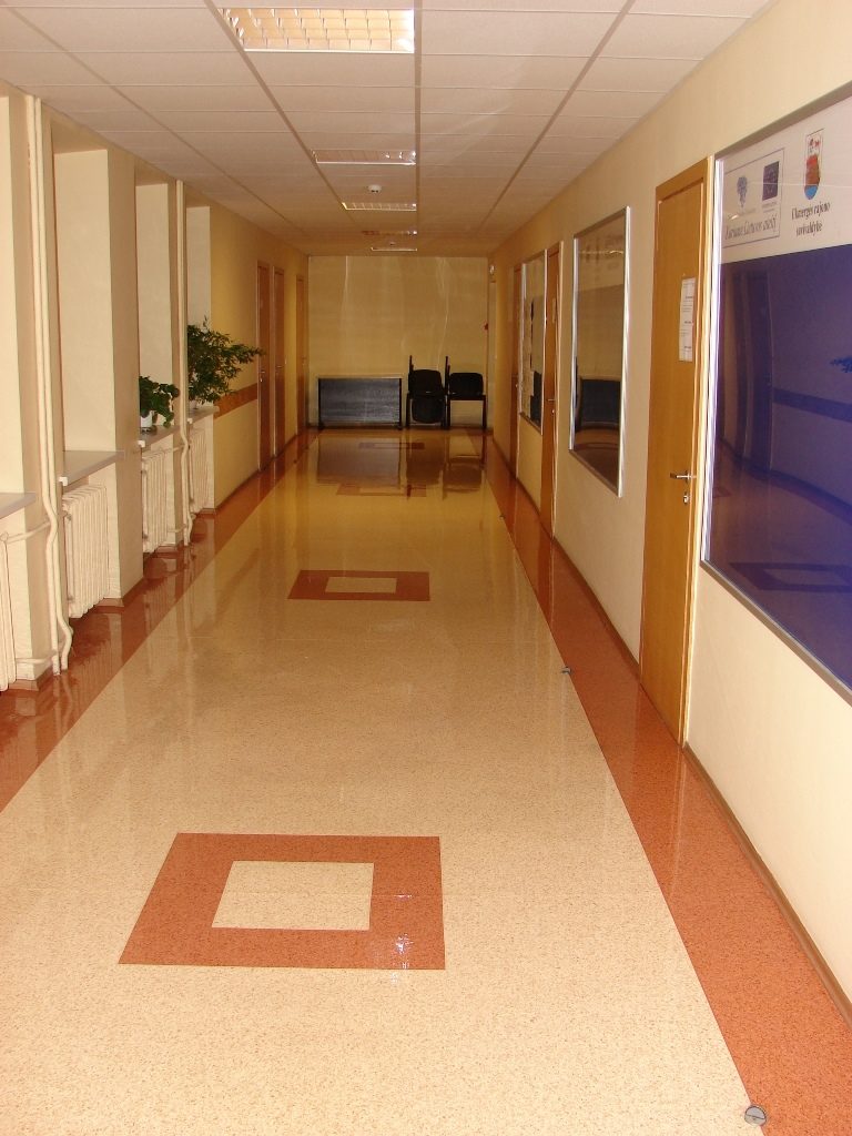 Korytarz po serwisie posadzki