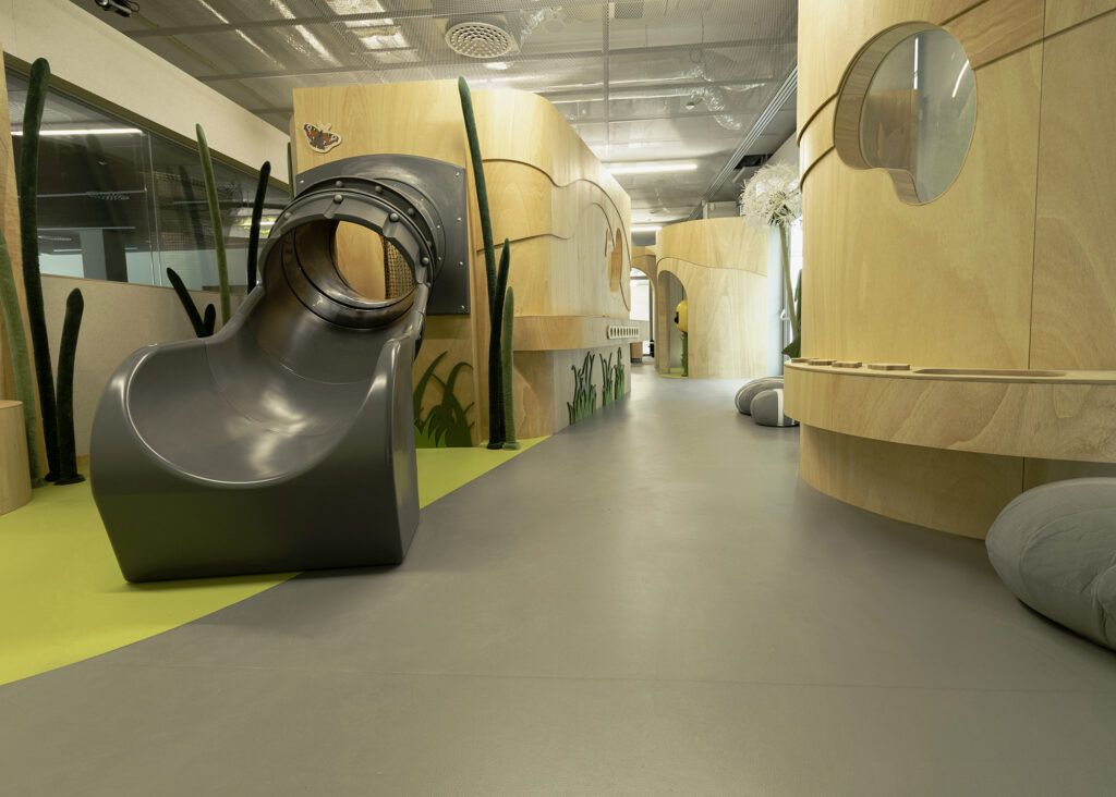 Cogiteon - posadzka w przestrzeni edukacyjnej
