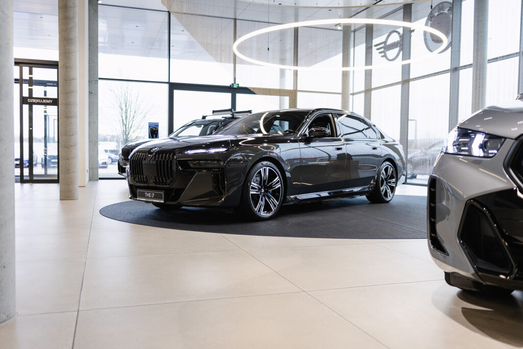 Salon BMW Gazda Group - strefa ekspozycji samochodów