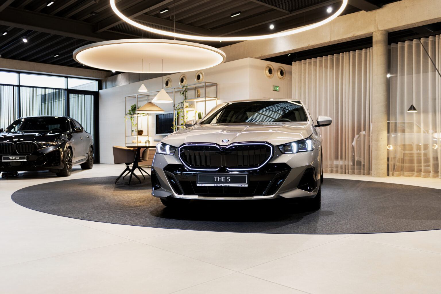 Salon BMW Gazda Group w Katowicach - strefa ekspozycji z wykładziną winylową tkaną żakardowo
