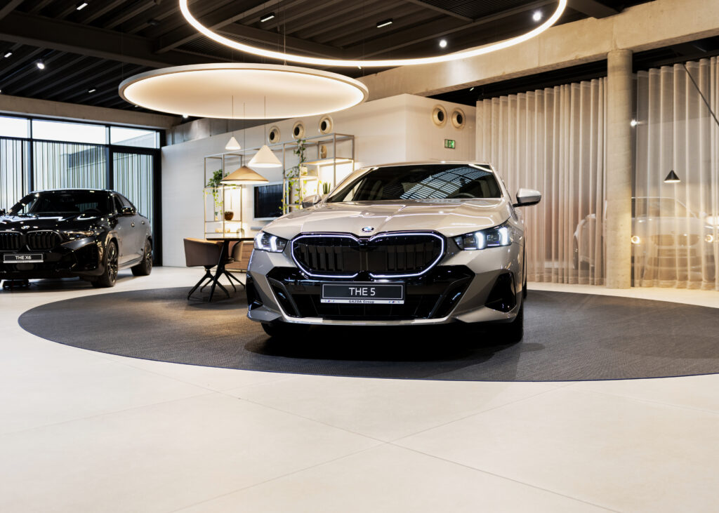 Luksusowe wykładziny dywanowe w salonie BMW Gazda Group